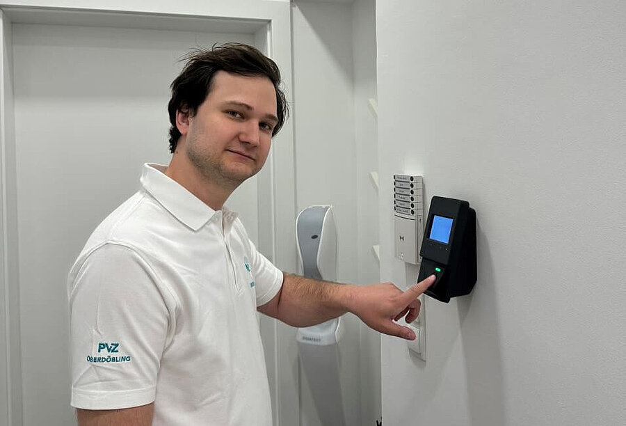 PVZ Manager Oliver Skutzik erfasst seine Arbeitszeit am Fingerprint-Terminal von Planery.